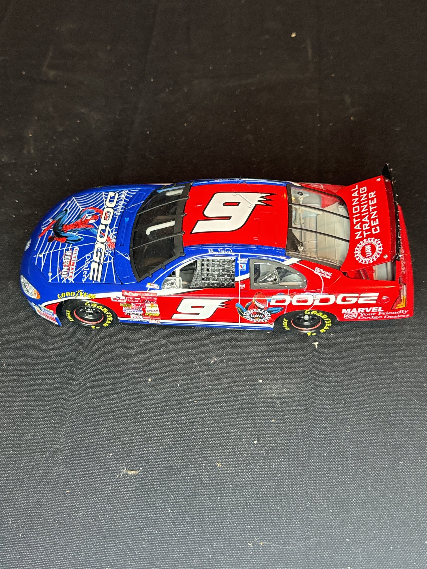 Action 1:24 Scale Bill Elliott #9 NASCAR Ultimate Spider Man Dodge Intrepid