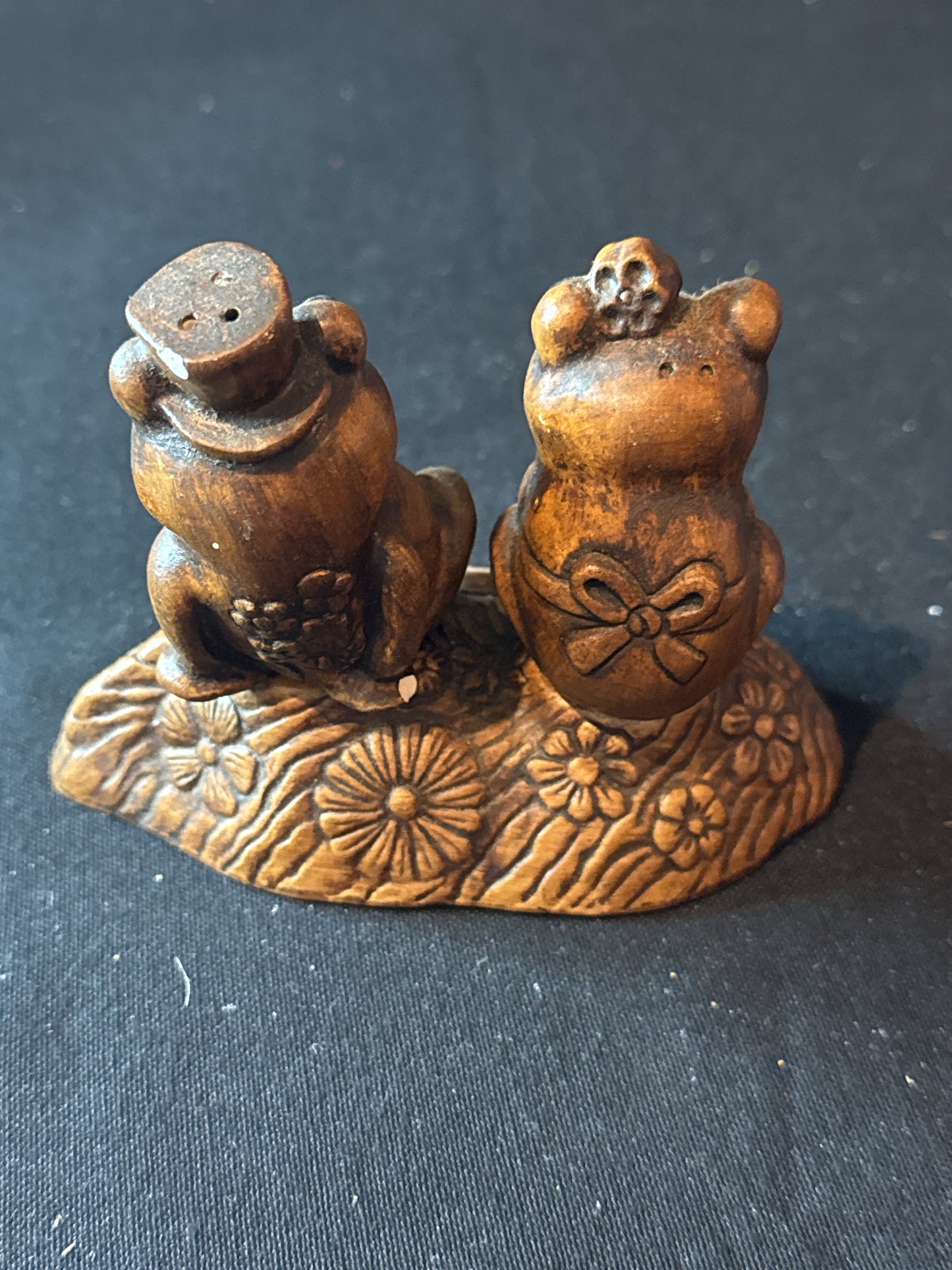 Vintage Anthropomorphic Frogs Treasure Craft Salt & Pepper Shakers Busch Gardens Nicked