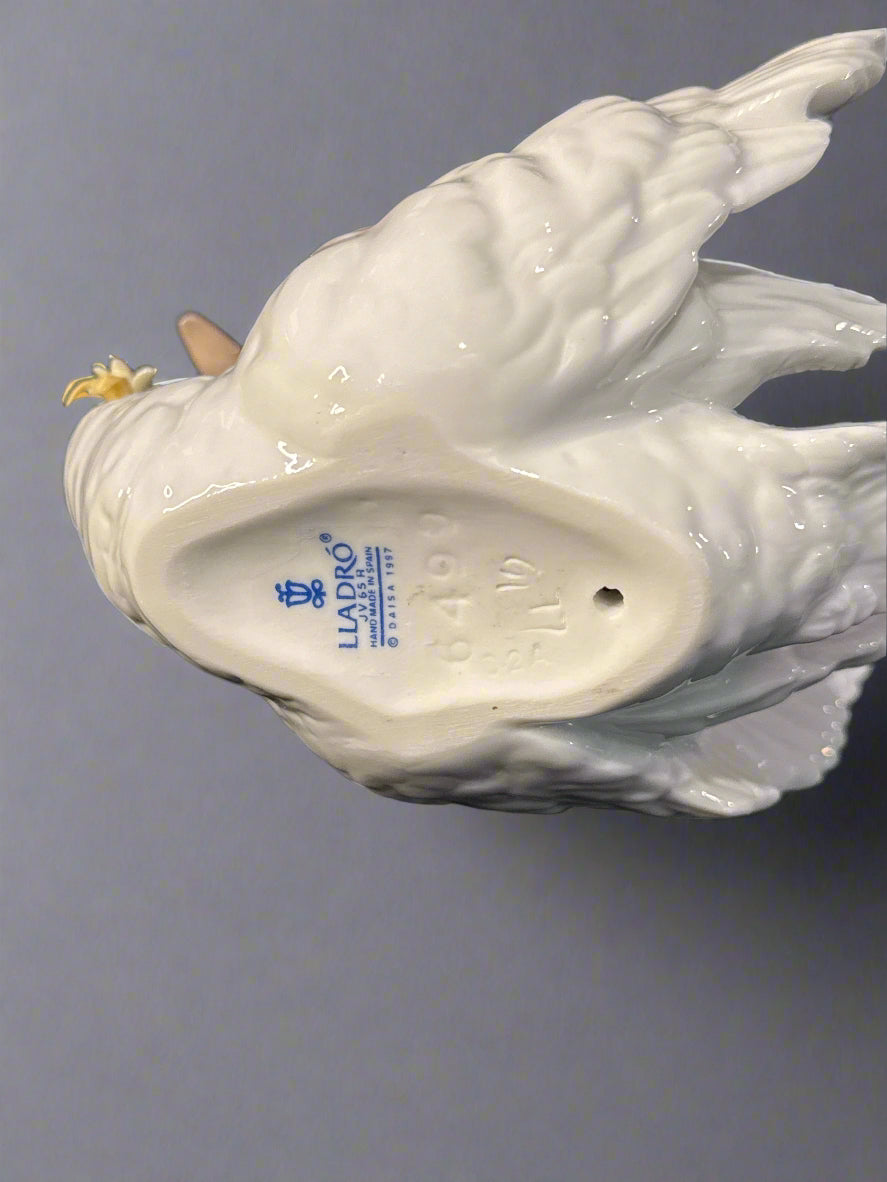 Lladro White Swan with Flowers Figurine #6499 In Box