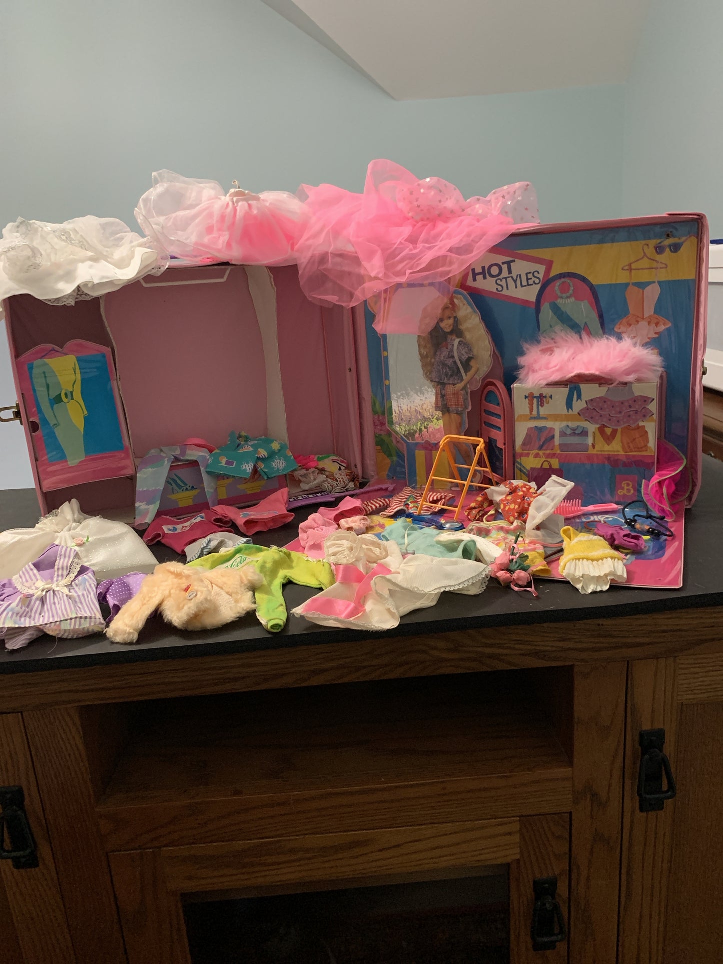 Barbie 1990 Boutique Case, Clothing, Small Accessories, Furniture, Extras