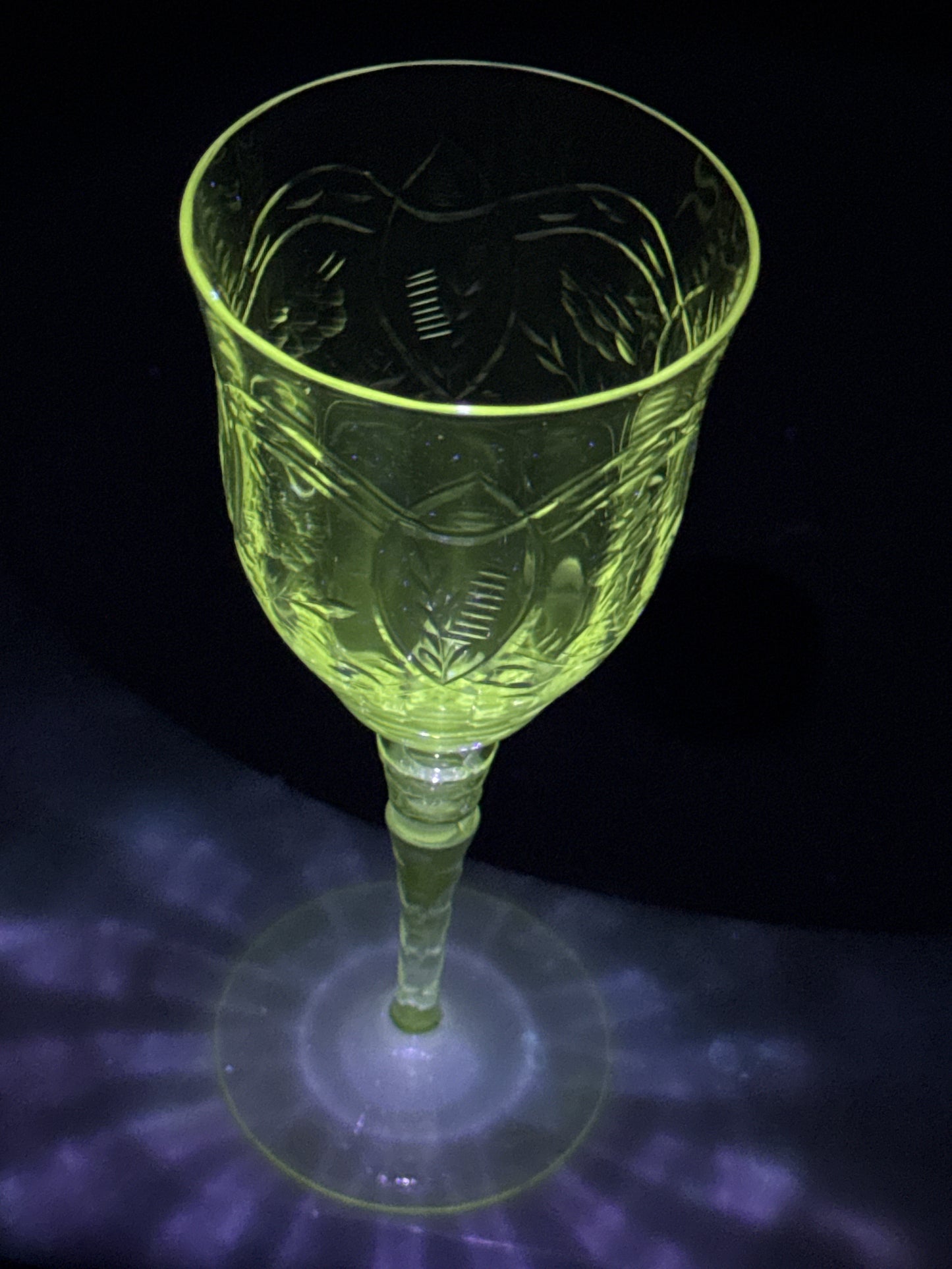 Rock Sharpe 2009-9 Pattern Water Goblet Glass 7 5/8" Tall Glows