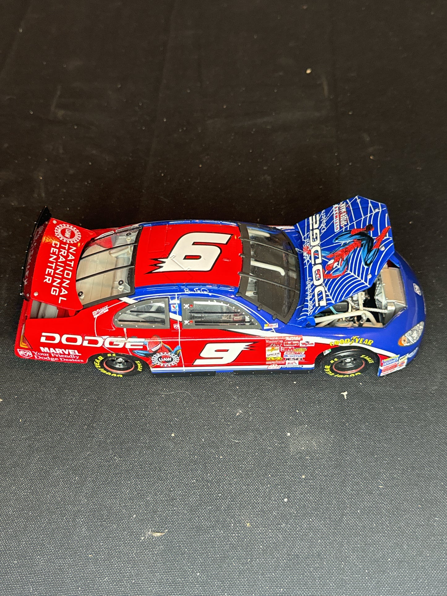 Action 1:24 Scale Bill Elliott #9 NASCAR Ultimate Spider Man Dodge Intrepid