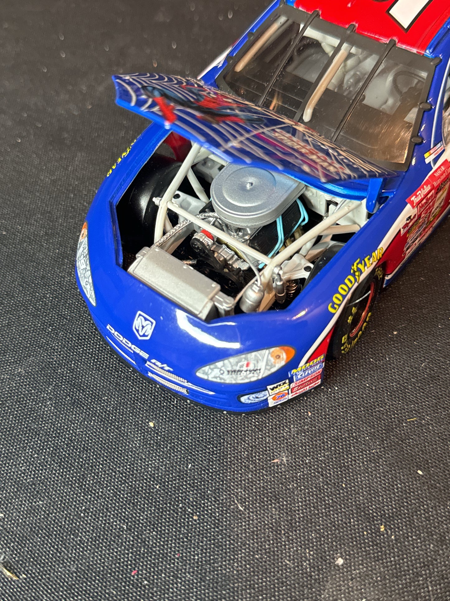 Action 1:24 Scale Bill Elliott #9 NASCAR Ultimate Spider Man Dodge Intrepid