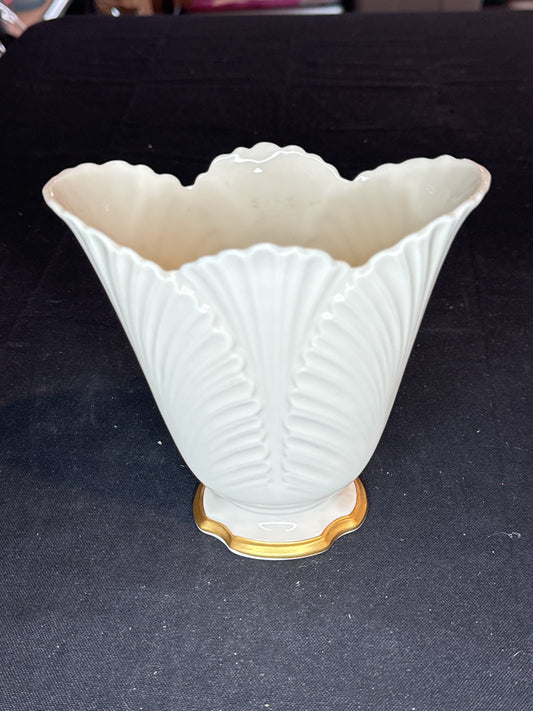 Lenox Cream/Gold Corinthian Flare/Leaf Fan Shaped Vase with 24kt Gold Accents 6"