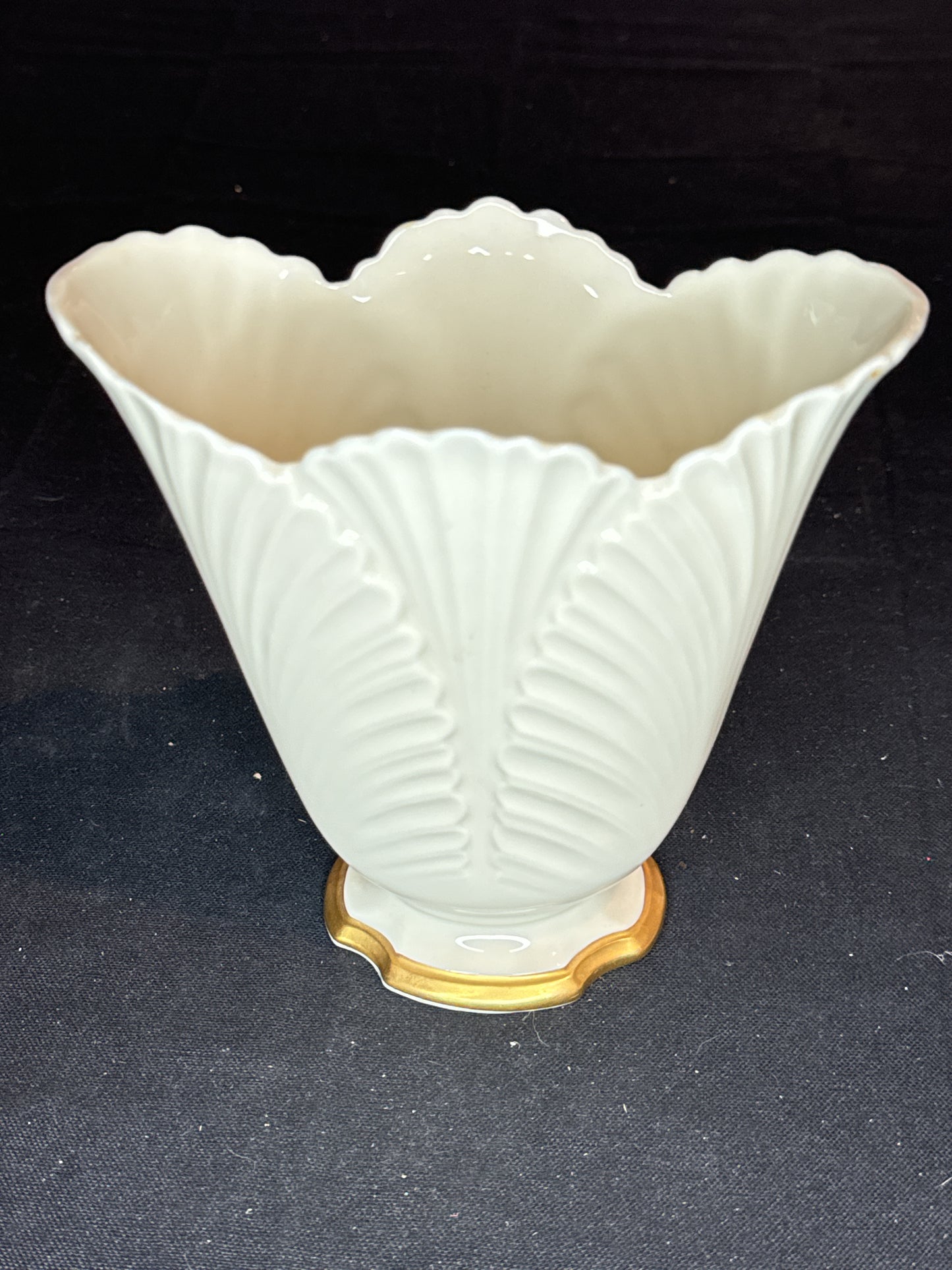 Lenox Cream/Gold Corinthian Flare/Leaf Fan Shaped Vase with 24kt Gold Accents 6"