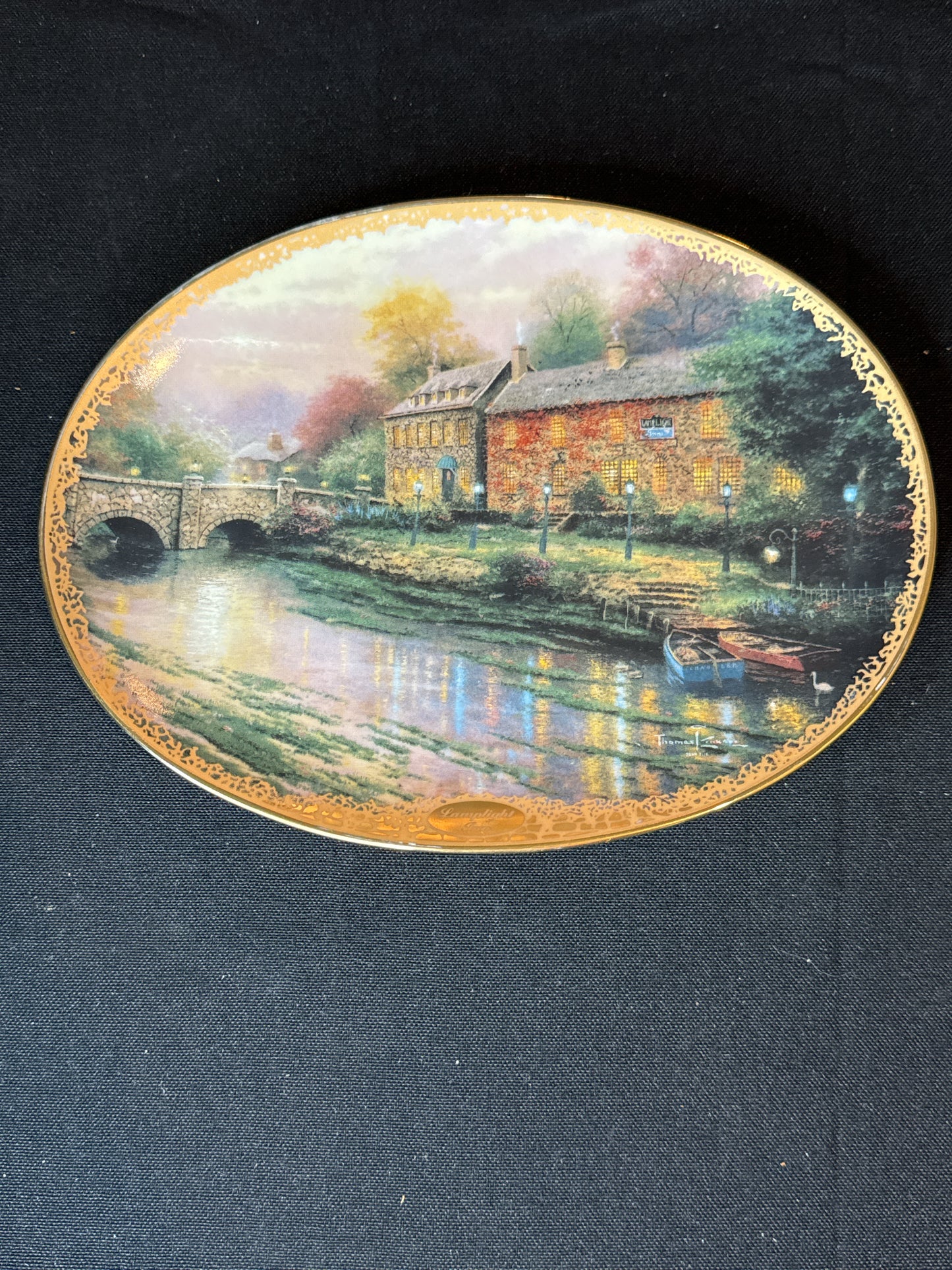 The Bradford Exchange "Lamplight Inn" Porcelain Plate by Thomas Kinked. Third Issue Plate # 1538A