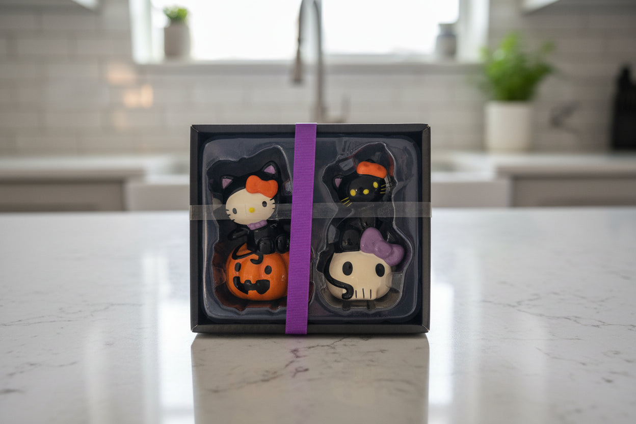 SanRio Hello Kitty & Friends Halloween Costume Pumpkin Salt & Pepper Shakers New in Box