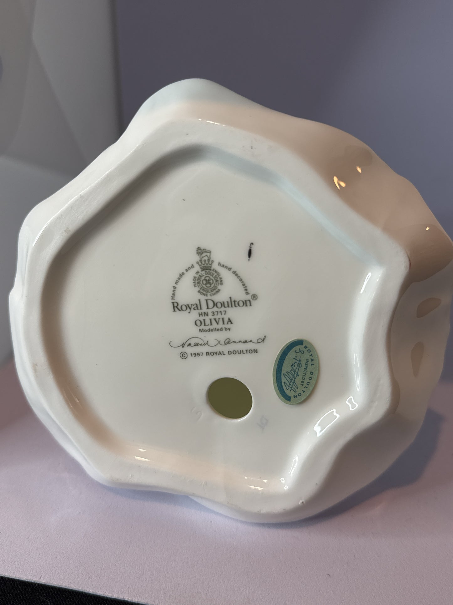 Royal Doulton "Olivia" HN3717 Chelsea Collection Bone China Figurine 8.75" Tall