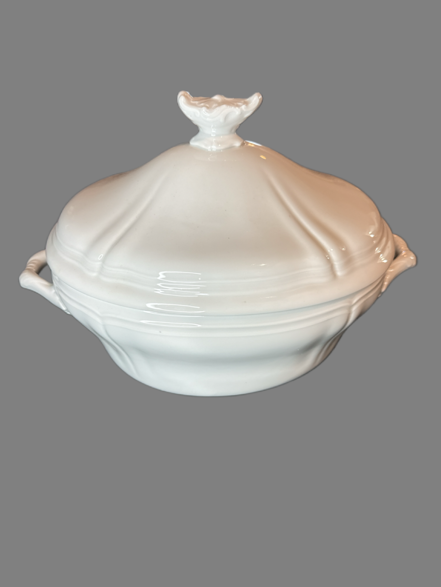 Richard Ginori White Antico Doccia Tureen & Lid 10 7/8" Wide 9.25" Tall Crafted in Italy