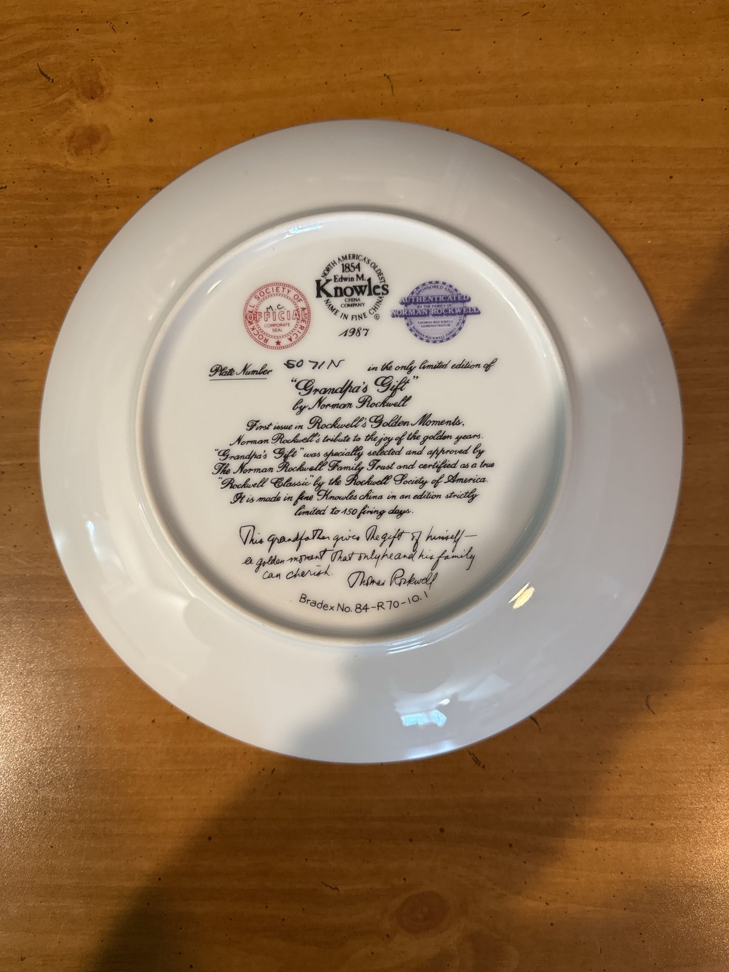 Knowles Norman Rockwell "Grandma's Gift" Collector's Plate 8.5" Wide Plate # 6071N