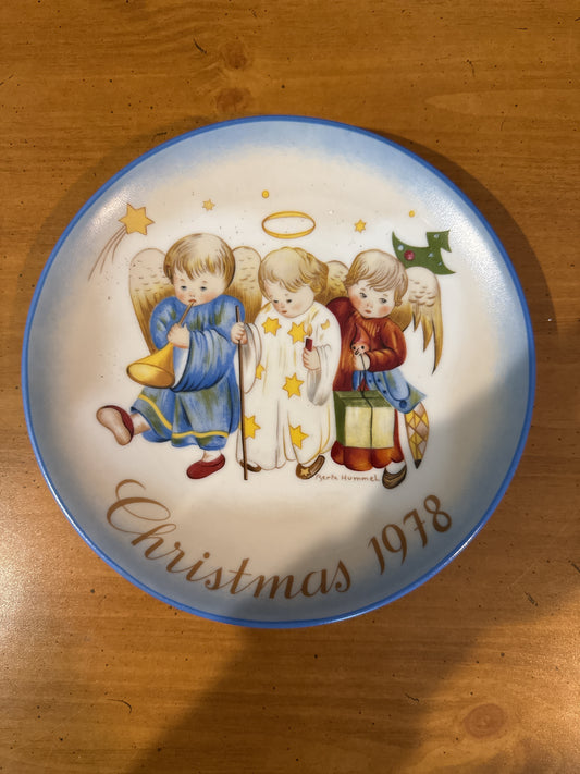 Schmid Christmas 1978 "Heavenly Trio" by Sister Berta Hummel 7 7/8" Wide Collector's Plate