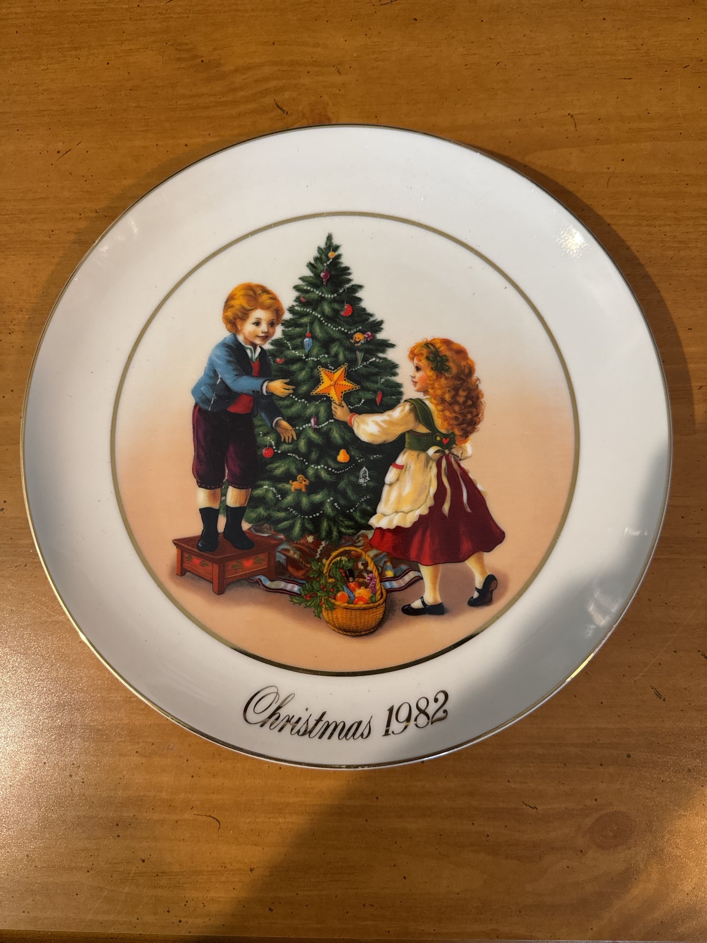 Avon Christmas Memories 1982 Second Edition Keeping the Christmas Tradition 9 3/8" Plate