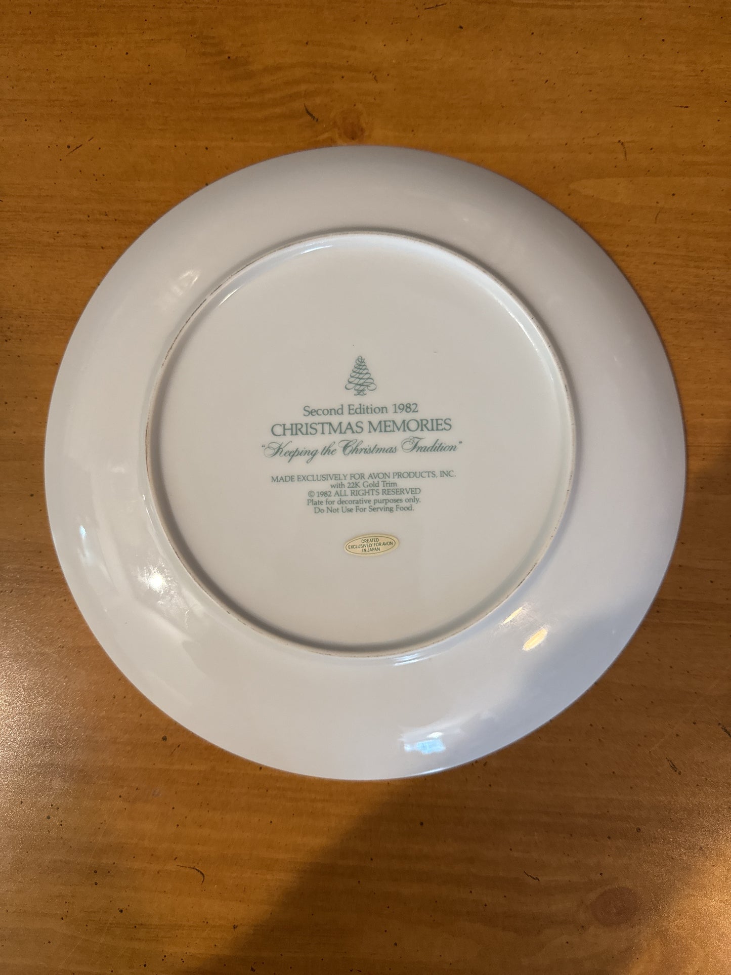 Avon Christmas Memories 1982 Second Edition Keeping the Christmas Tradition 9 3/8" Plate