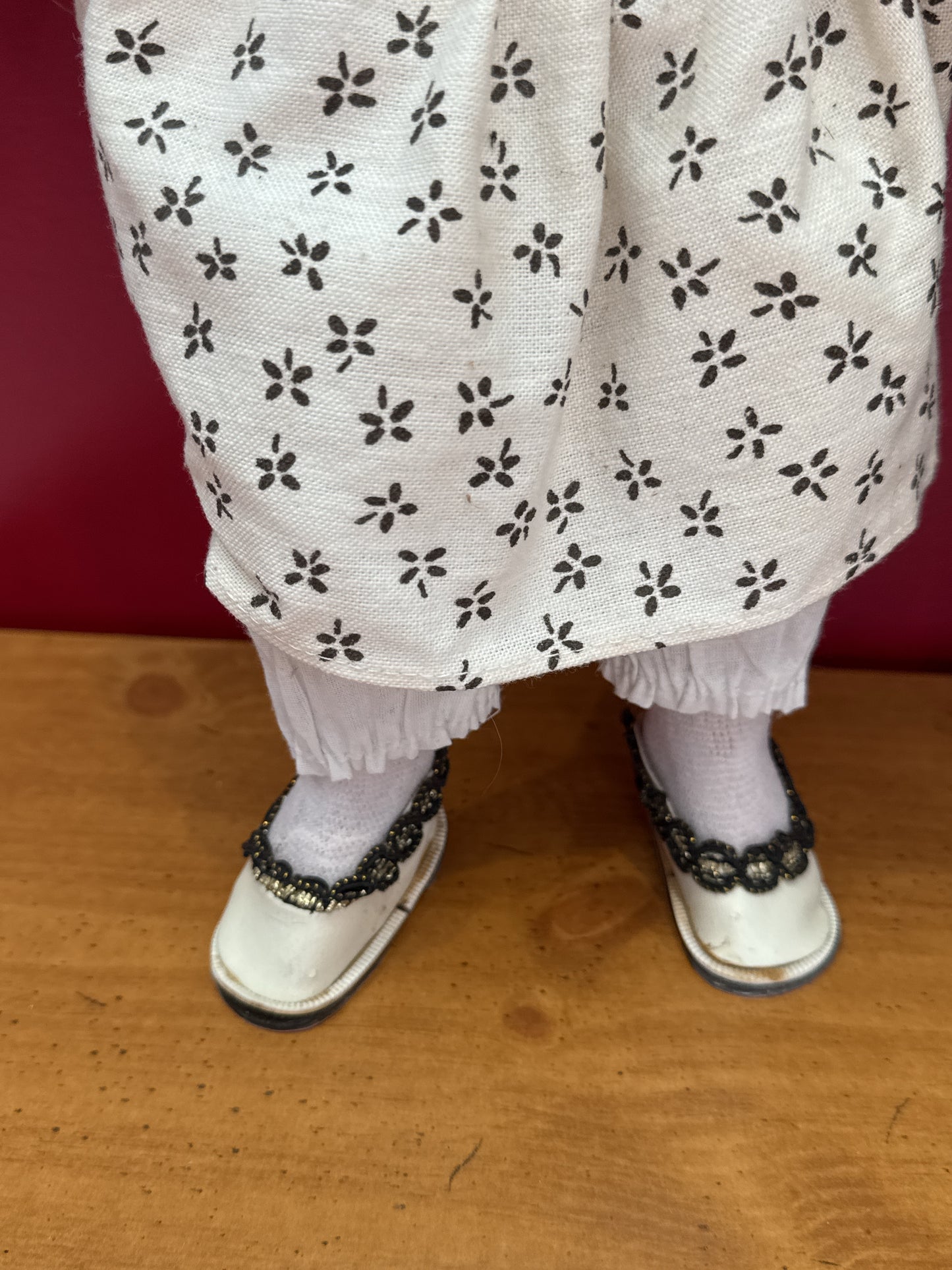 Vintage Old Grandma & Grandpa Dolls Porcelain Faces w/ Rocking Chairs & Accessories