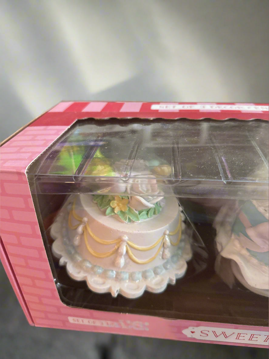 Sweet Treats Pastel Easter Faux Lambeth Cake Set of 3 Figurines Tabletop Decor New in Box