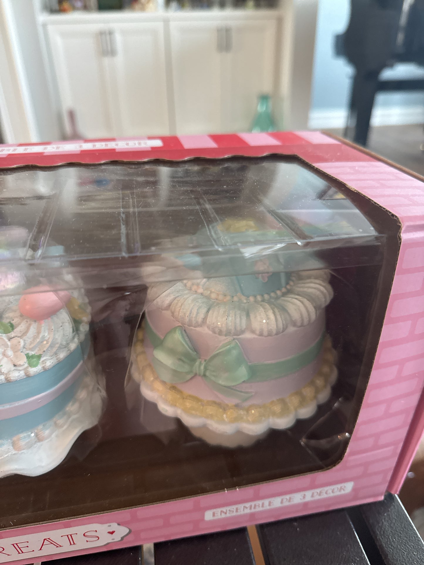 Sweet Treats Pastel Easter Faux Lambeth Cake Set of 3 Figurines Tabletop Decor New in Box