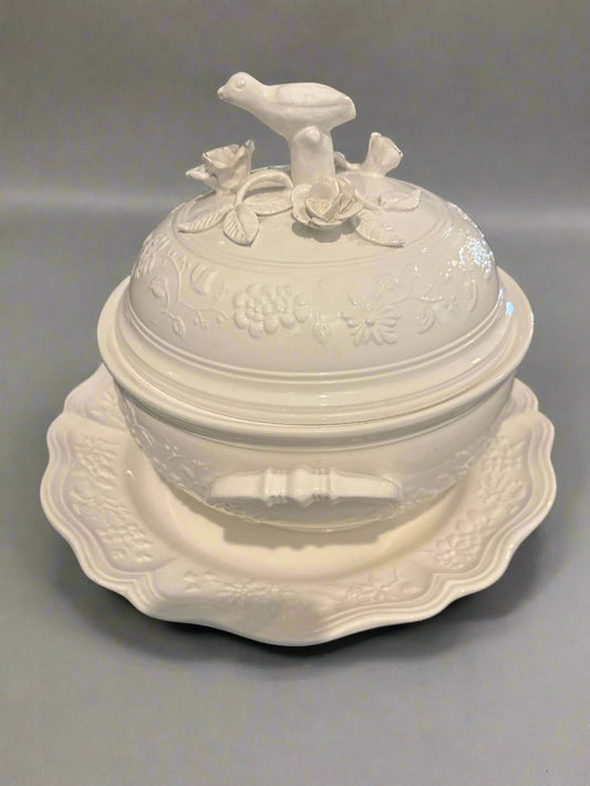 Mottahedeh Musee Des Arts Tureen & Lid w/ Underplate 14" Tureen 12" W x 11" Tall