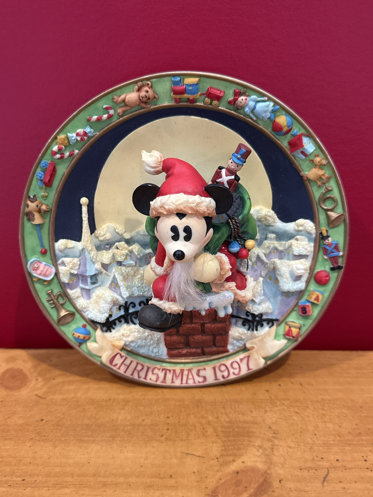 Mickey Mouse Wall-Mounted Decorative Plate 1997 Christmas Enesco 6.25" Wide