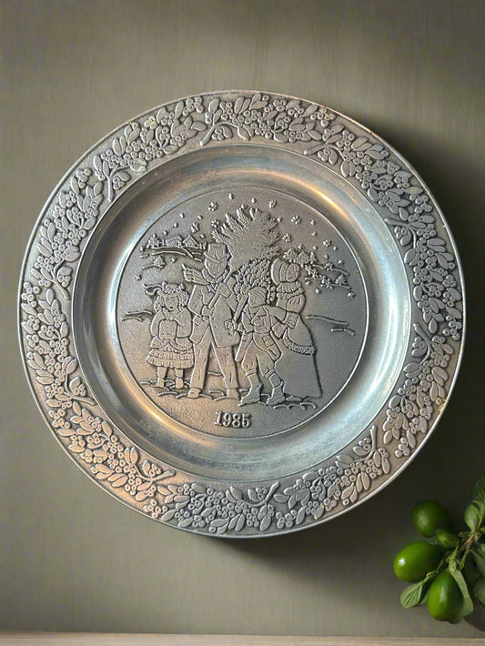Vintage 1985 Wilton Columbia Armetale Gathering The Greens Pewter Christmas Plate 11" Wide