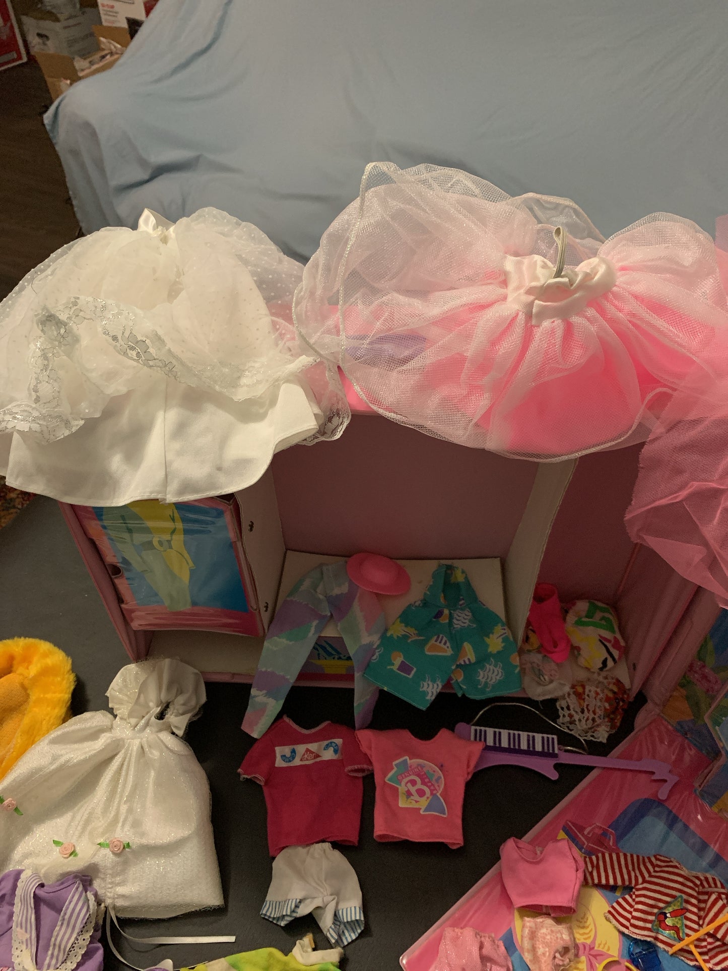 Barbie 1990 Boutique Case, Clothing, Small Accessories, Furniture, Extras