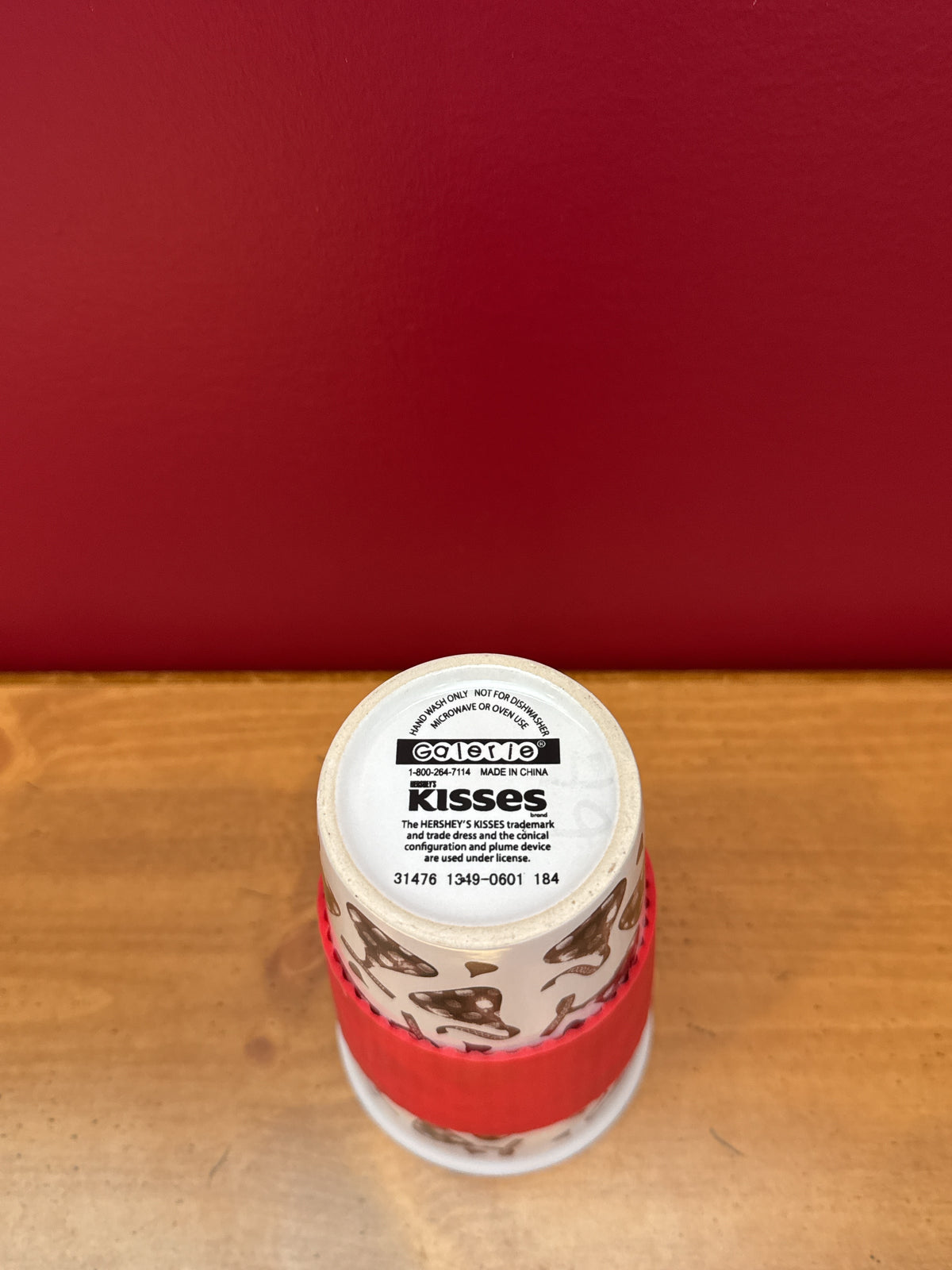 Hershey’s Kisses Hot Cocoa Ceramic Cup with Red Grip Sleeve Galerie 5 5/8" Tall
