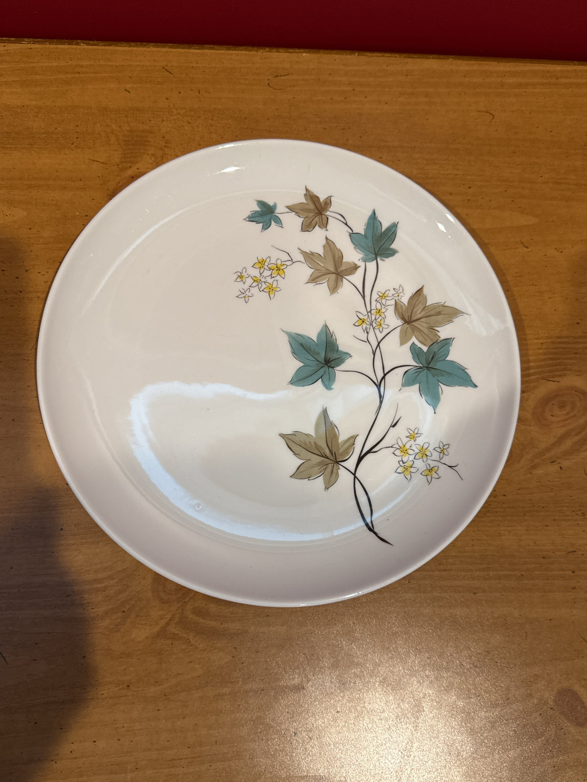 Syracuse Carefree “Woodbine” Plate with Teal & Taupe Leaf Design 10" Wide