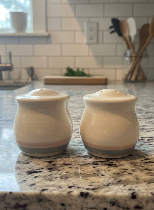 Pfaltzgraff Aura Pink Salt & Pepper Shakers Like New 2 7/8" Tall